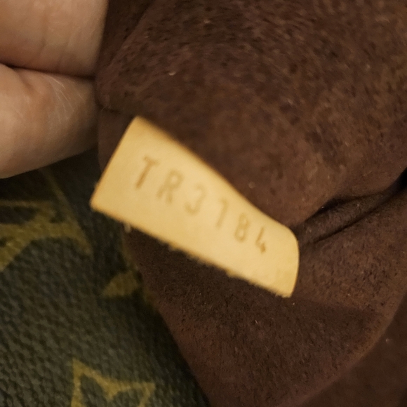 Louis Vuitton Montaigne GM – Monogram Canvas w/ Original Strap - Picture 12 of 16